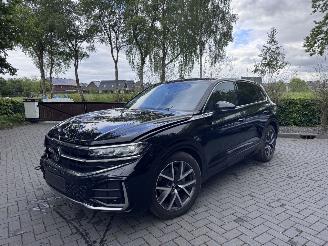 Unfallwagen Volkswagen Touareg Touareg 3.0 TDI 210 kW 4Motion R-Line Trekhaak Camera Luchtvering 4 wiel besturing 2025/2