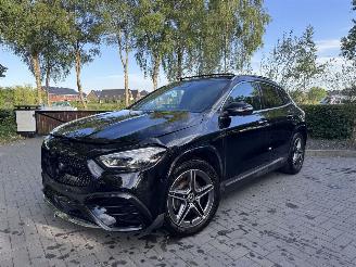 škoda osobní automobily Mercedes GLA Mercedes-Benz GLA 180 AMG PANORAMA HUD Memorie Trekhaak Ambiance Massage VOL!! 2025/7
