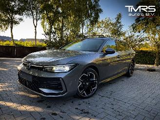 Voiture accidenté Volkswagen Passat Passat Variant 2.0 TDI 110 kW 3x R-line PANO HUD 2025/10