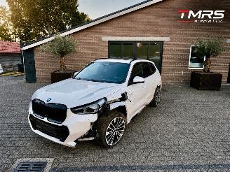 skadebil auto BMW X1 BMW X1 xDrive 30 e M Sport PANORAMA HUD Trekhaak VOLL 2023/2