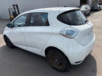 damaged passenger cars Renault Zoé WITH COCKPIT AND AIRBAGS 2015/12