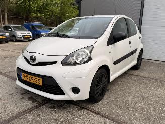 uszkodzony samochody osobowe Toyota Aygo 1.0 VVT-i Now NationaleAutoPas Origineel NL Airco! 2013/1