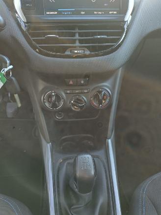 Peugeot 2008 1.2 Style Panodak Ac Cruise Mooie auto weing schade! picture 21