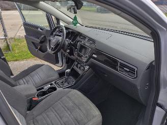 Volkswagen Touran 1.6TDI Autom Higline 7p Pano Trekh Clima Cruise Supermooie auto! picture 26