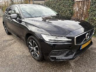 uszkodzony samochody osobowe Volvo V-60 2.0 V60 Momentum Advantage AUTOMAAT 174PK 2020/10