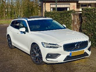 uszkodzony samochody osobowe Volvo V-60 R-DESIGN 2.0 D MOMENTUM-LEER-PANO-AUTOMAAT-150PK-BOM VOL 2019/4