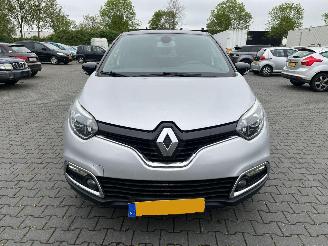 Vaurioauto  passenger cars Renault Captur 1.2 TCE 16V EDC SUV  Benzine 1.197cc 88kW (120pk) FWD 2013-06 (2R40; 2RC0) H5F403; H5FD4 2013/10