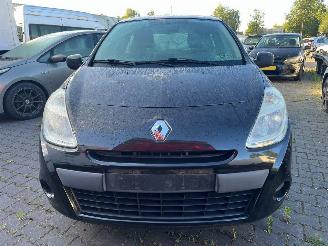 Voiture accidenté Renault Clio 1.2 16V 65 Hatchback  Benzine 1.149cc 48kW (65pk) 2010/1