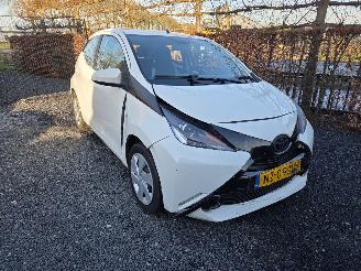 Schadeauto Toyota Aygo 1.0 VVT-i x-play 2017/5