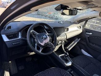 Renault Captur 1.6i - 16V SCE 145 E-TECH picture 3