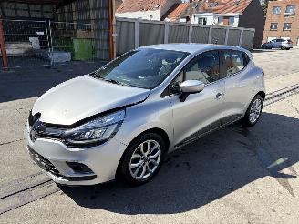 Coche accidentado Renault Clio PHASE 2 1.2i - 16V TURBO TCE 120 2017/10