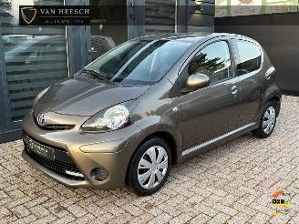 krockskadad bil auto Toyota Aygo 1.0 VVT-i Aspiration 5 deurs | Airco LED Facelift 2013/3