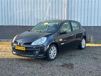 krockskadad bil auto Renault Clio 1.2 TCE Special Rip Curl 2008/11