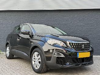 Vaurioauto  passenger cars Peugeot 3008 1.2 Benzine AUTOMAAT KM STAND NAP 2020/10