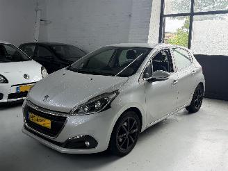 uszkodzony samochody osobowe Peugeot 208 1.2 benzine led/navi 2017/4