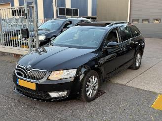 Voiture accidenté Skoda Octavia 1.6TDI Greentech Pano DSG 2016/4