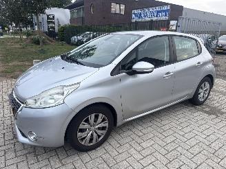 damaged passenger cars Peugeot 208 1.2 VTI BLEU PARKEERSCHADE! BOUWJAAR 2012  1750 EURO VAST 2012/9