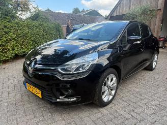 Schadeauto Renault Clio 1.2 TCE LIMITED AIRCO NAVI CRUISE 2017/8