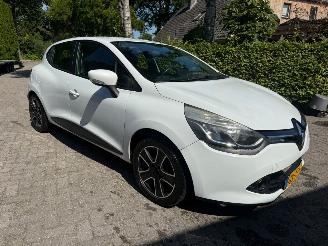 skadebil auto Renault Clio 1.5DCI 5DRS AIRCO NAVI 2015/7