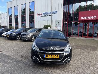 Voiture accidenté Peugeot 208 1.2 PT ALLURE 2019/1