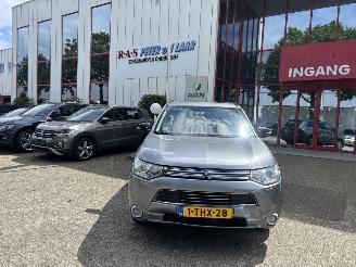 Voiture accidenté Mitsubishi Outlander 2.0 PHEV INSTYLE 2014/2