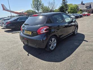 Vaurioauto  passenger cars Peugeot 208 1.2 Vti 2014/1