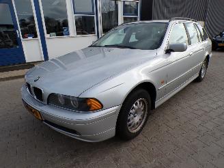 Voiture accidenté BMW 5-serie Touring 520i Lifestyle Edition 2003/5