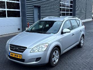 Vaurioauto  passenger cars Kia Cee d 1.4 16V Combi/o  Benzine 1.396cc 80kW (109pk) FWD 2009/7