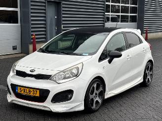 Coche accidentado Kia Rio 1.4 CVVT 16V Hatchback  Benzine 1.396cc 80kW (109pk) FWD 2014/9