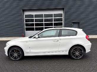 BMW 1-serie 118i 16V Hatchback 2Dr Benzine 1.995cc 105kW (143pk) RWD picture 2