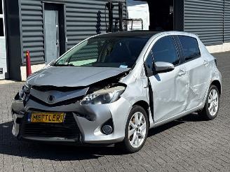 krockskadad bil auto Toyota Yaris 1.5 16V Hybrid Hatchback  Elektrisch Benzine 1.497cc 74kW (101pk) FWD 2012/6
