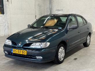 Voiture accidenté Renault Mégane 1.6i Sedan 4Dr Benzine 1.598cc 66kW (90pk) FWD 1997/6