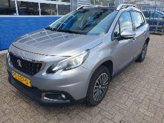 uszkodzony samochody osobowe Peugeot 2008 1.2 PureTech Blue Lion 2017/11