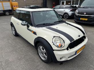 Vaurioauto  passenger cars Mini One 1.6 Minimalist Pano NAP 2010/6