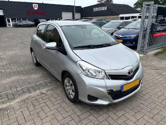 damaged passenger cars Toyota Yaris 1.0 5-drs airco 2013/2