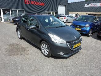 Vaurioauto  passenger cars Peugeot 208 1.2 VTI ACCESS 2013/2