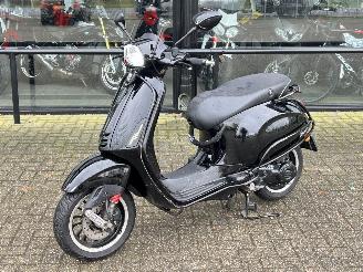 krockskadad bil bromfiets Vespa  Sprint 50 4T 2018/6