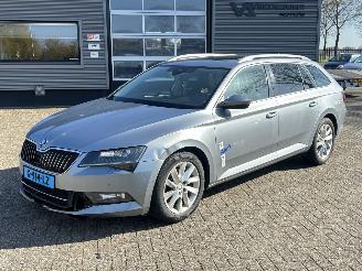 Voiture accidenté Skoda Superb Combi 2.0 TDI Style Business 2019/10