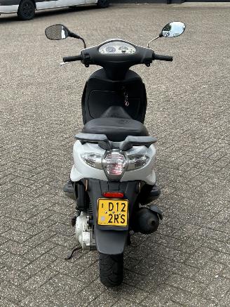 Piaggio  Fly 50 4T picture 4