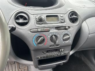 Toyota Yaris 1.0-16V VVT-i Terra picture 16