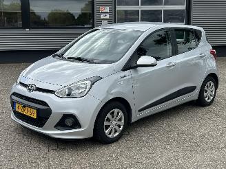 damaged passenger cars Hyundai I-10 1.0i i-Motion Comfort 2015/5