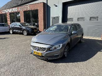Schadeauto Volvo V-60 1.5 T3 Momentum  AUTOMAAT Stationwagen 5-dr. 2016/1
