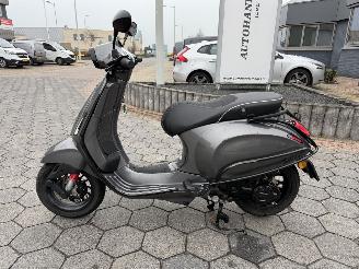 krockskadad bil bromfiets Vespa  Sprint 4T Sport 2018/2