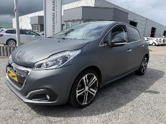 damaged passenger cars Peugeot 208 1.2 PureTech GT-line 2016/1