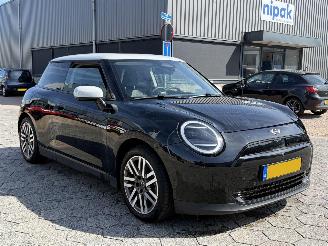 Mini Cooper Cooper E Classic L 40.7 kWh PANO AUTOMAAT picture 3