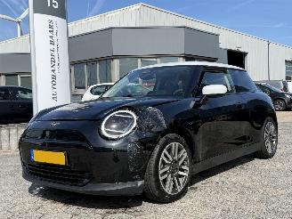 Vaurioauto  passenger cars Mini Cooper Cooper E Classic L 40.7 kWh PANO AUTOMAAT 2024/9