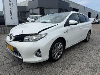 damaged passenger cars Toyota Auris Touring Sports 1.8 Hybrid AUTOMAAT 2013/10