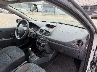 Renault Clio 1.2-16V Authentique picture 18