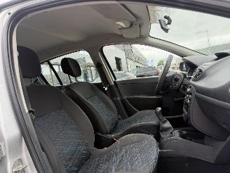 Renault Clio 1.2-16V Authentique picture 17