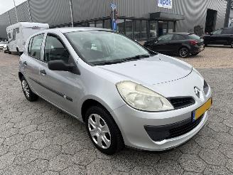 Renault Clio 1.2-16V Authentique picture 3